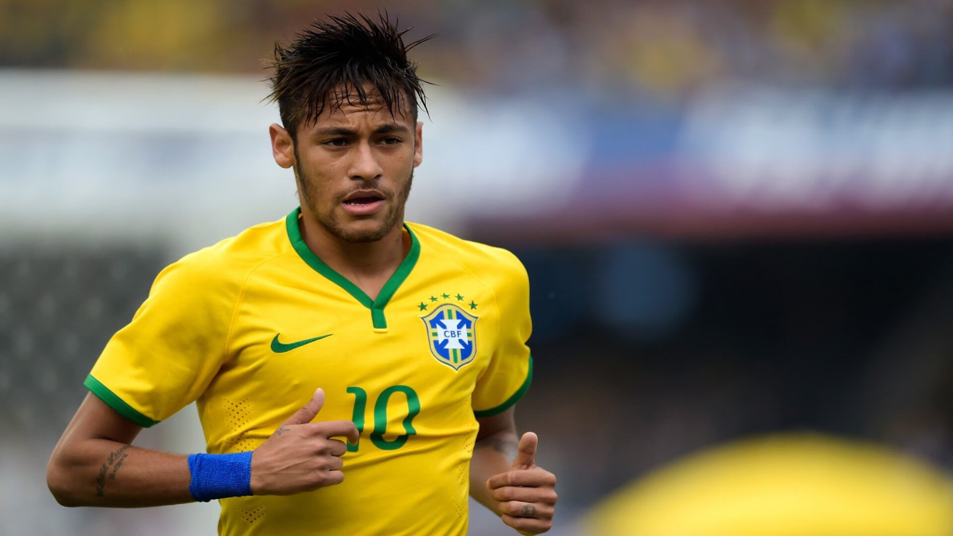 _水上摩托表演赛：速度与水花的极限角逐_，水上摩托车价格是多少