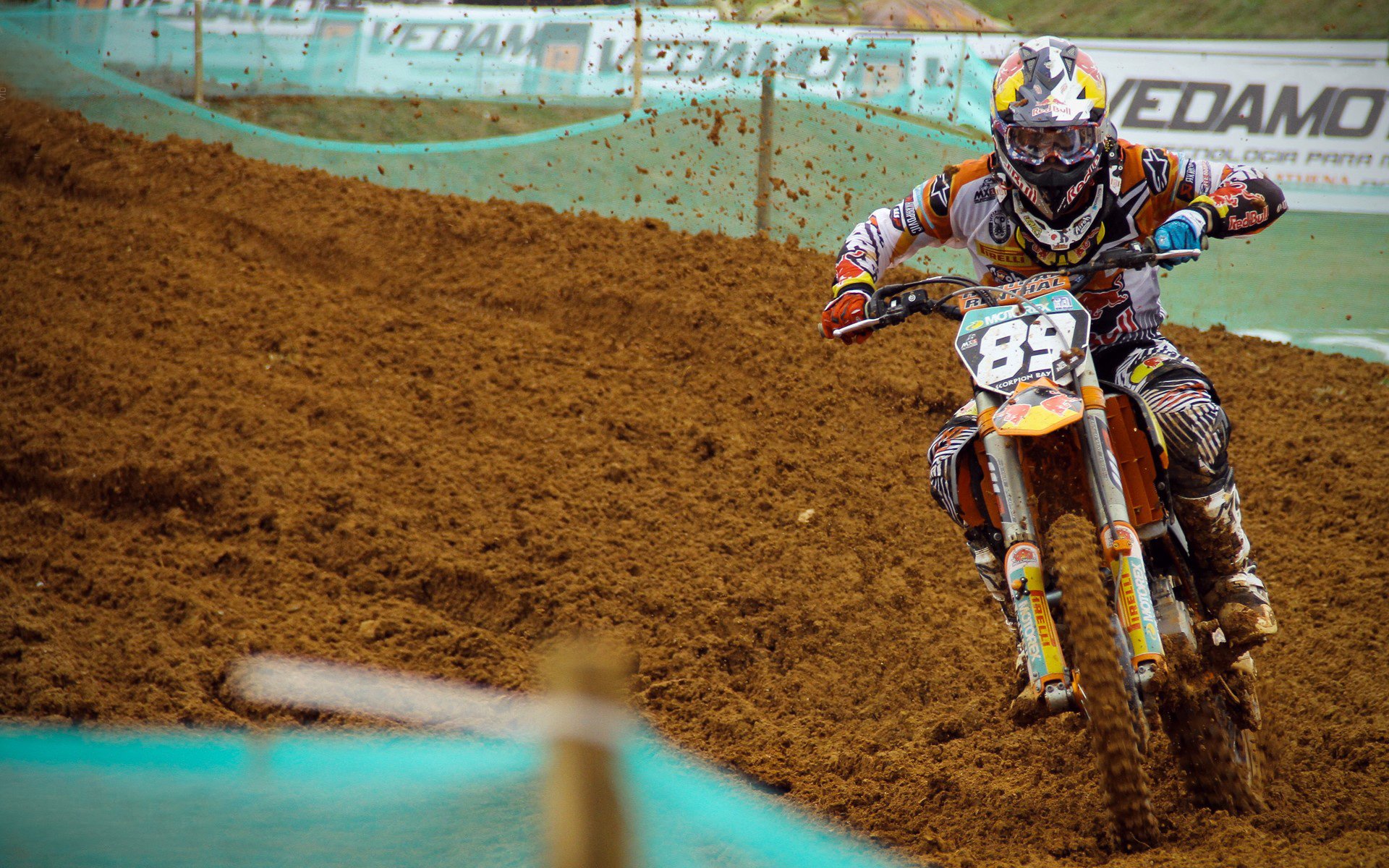 悬挂式攀爬挑战：高空中突破自我，爬升架与悬挑架优缺点