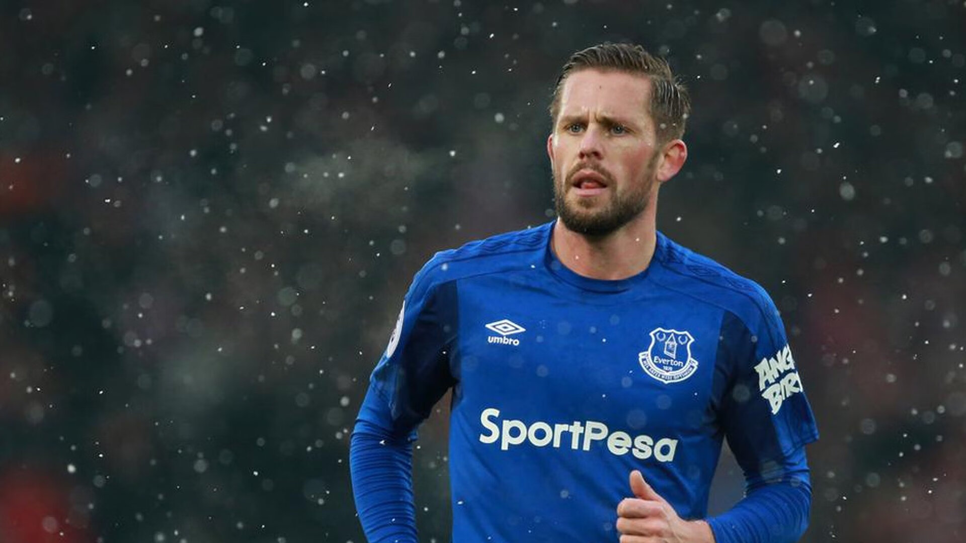 球场“坚若磐石”：最难攻破的后防线揭秘